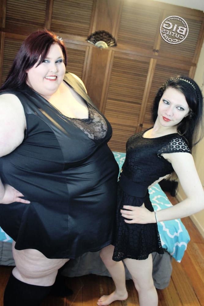 25P Fat Chicks With Skinny Friends 4