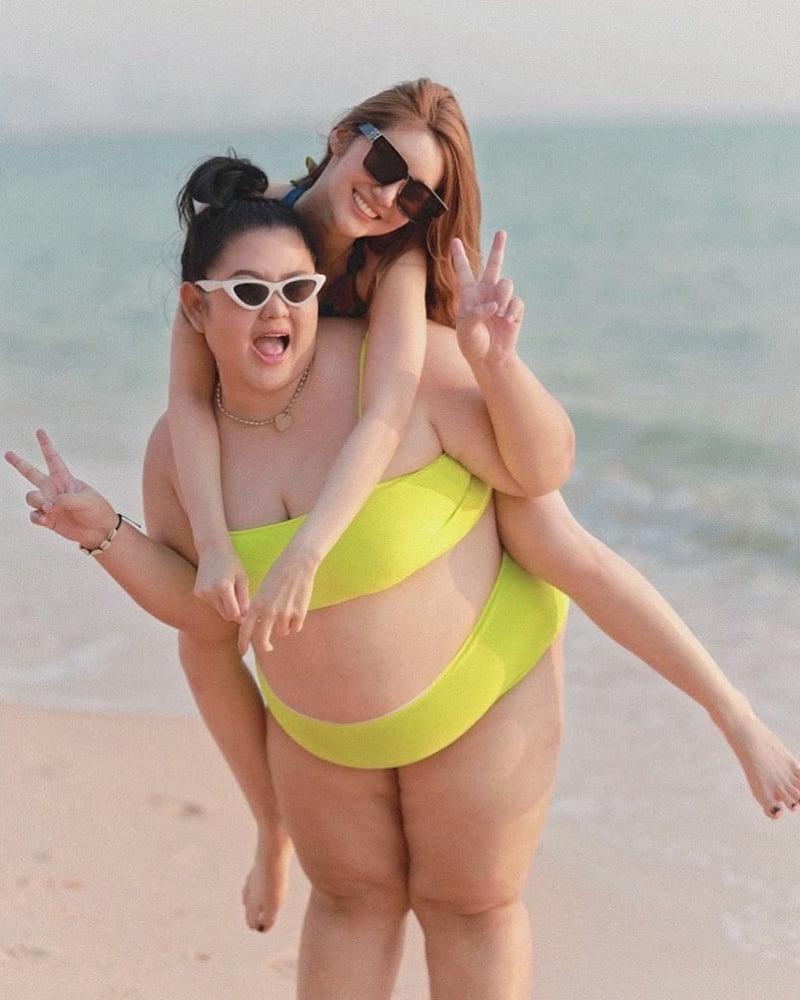 25P Fat Chicks With Skinny Friends 4