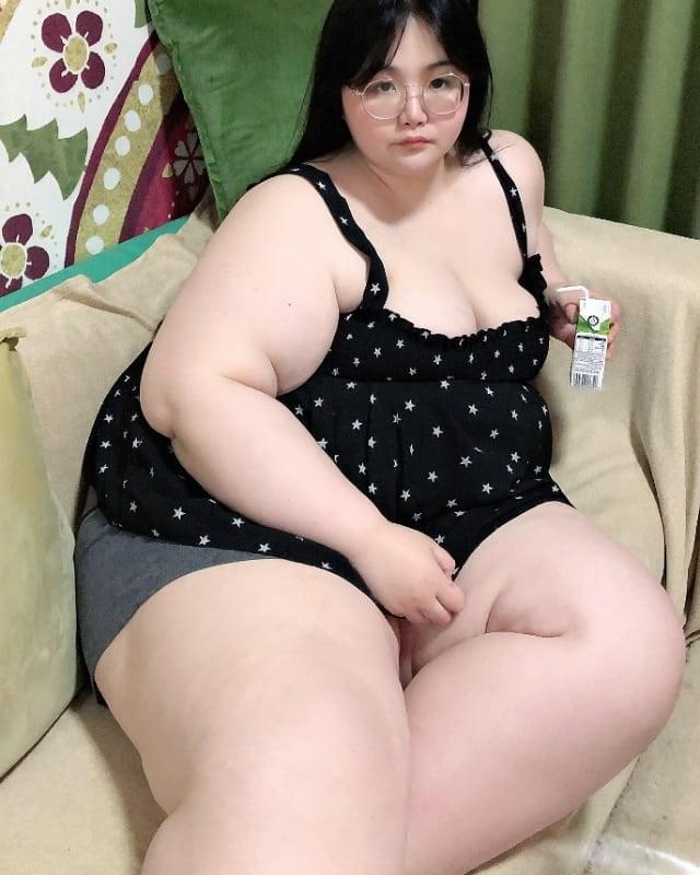 25P Fat Chicks With Deceptively Thin Faces 23