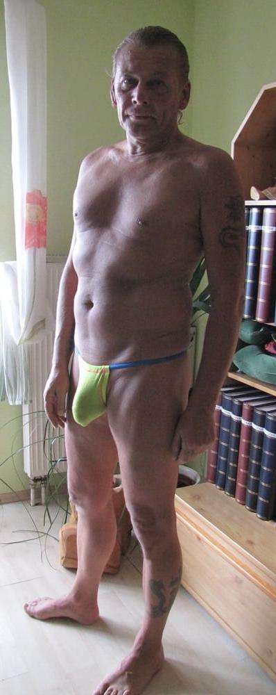 14P Foto-Session - Geil im gelben Slip !