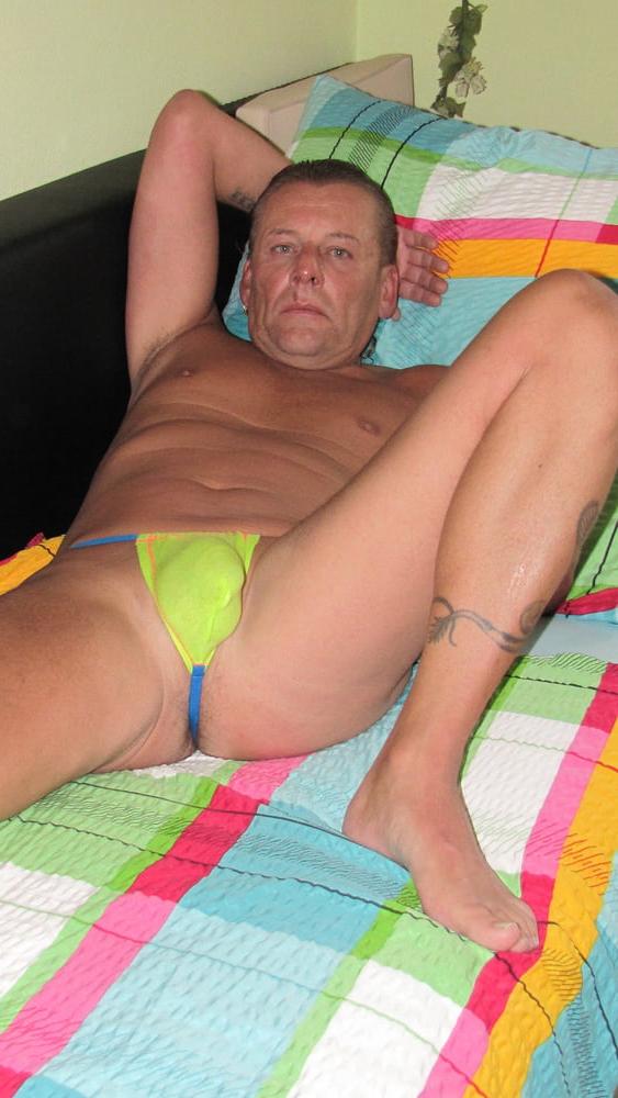 14P Foto-Session - Geil im gelben Slip !