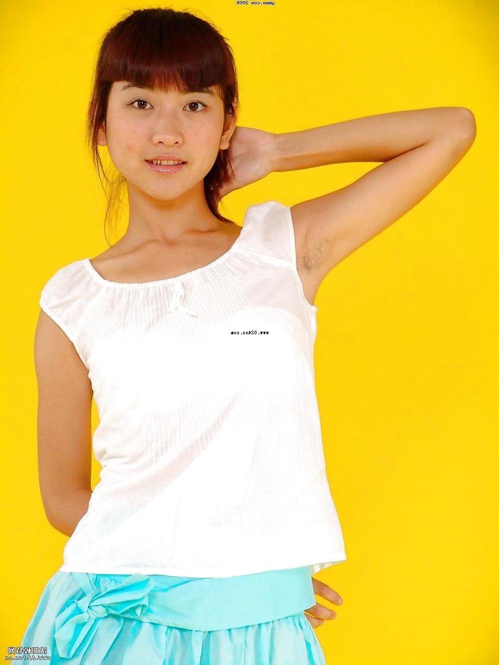 25P Japanese and Chinese girls with hairy armpits