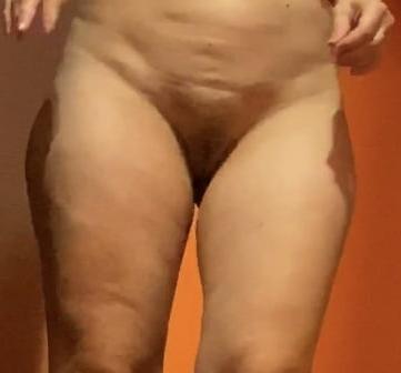 21P Mature wife spied in locker 19