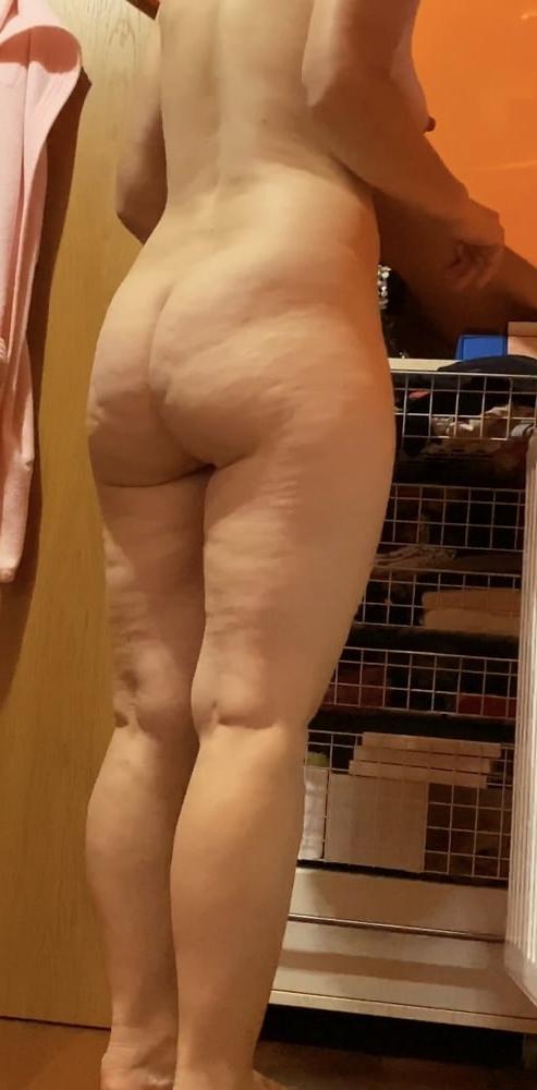 21P Mature wife spied in locker 19