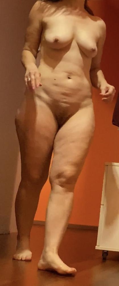21P Mature wife spied in locker 19