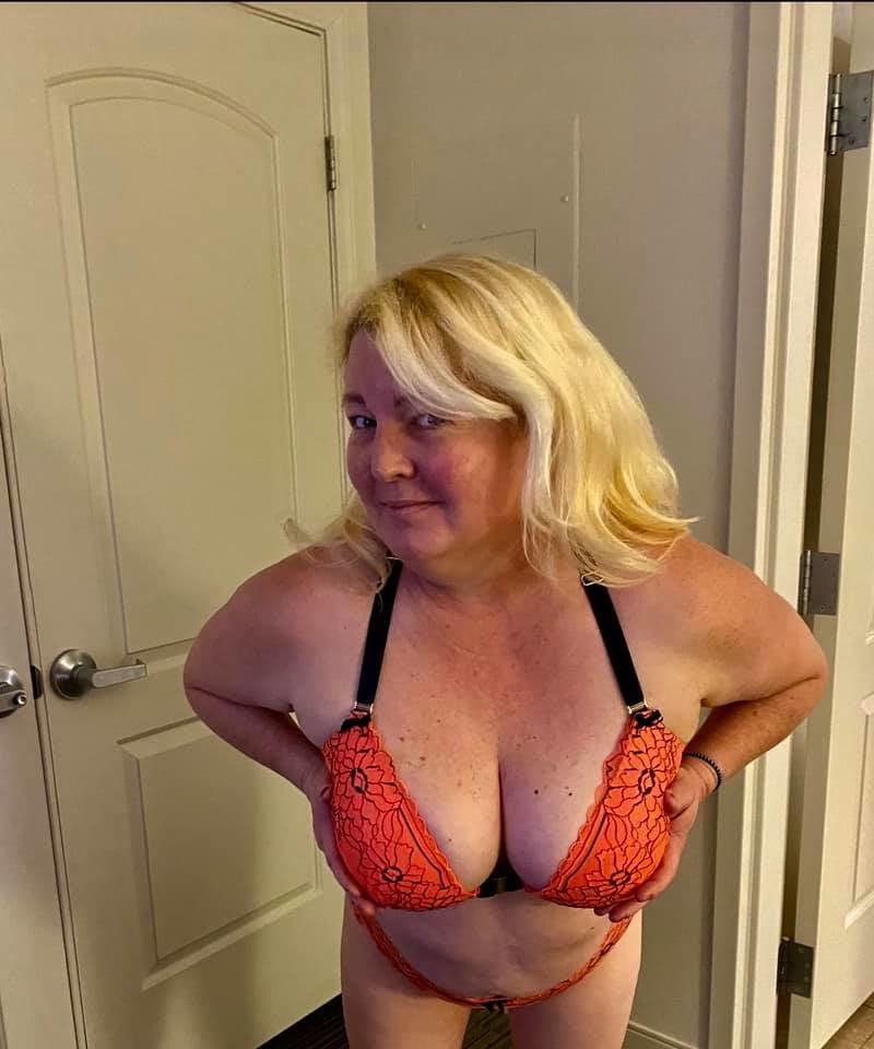 25P Hot Babes in bra and panties plus some hot transexuals.