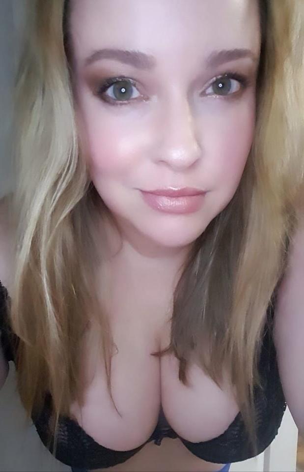 25P Hot Babes in bra and panties plus some hot transexuals.
