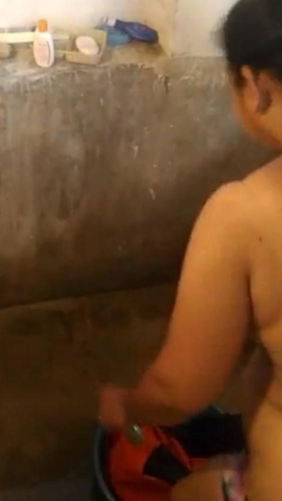 7P New Aunty Bathing