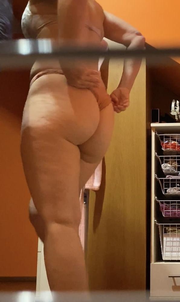 25P Mature wife spied in locker 18