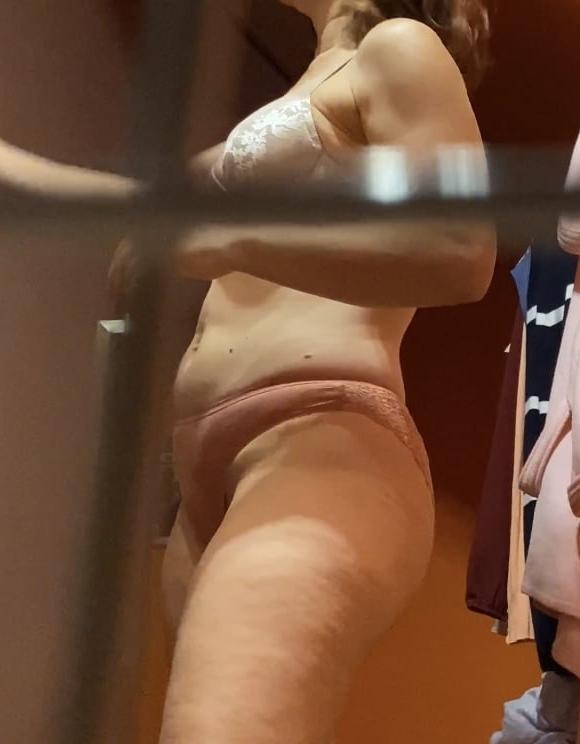 25P Mature wife spied in locker 18