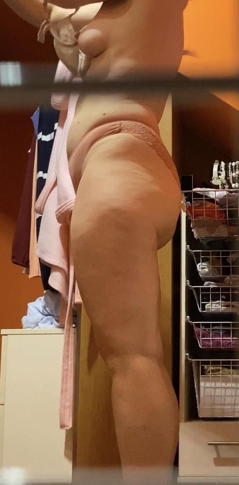 25P Mature wife spied in locker 18