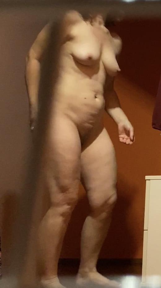 25P Mature wife spied in locker 18