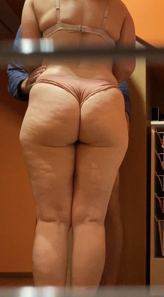 25P Mature wife spied in locker 18