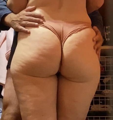 25P Mature wife spied in locker 18