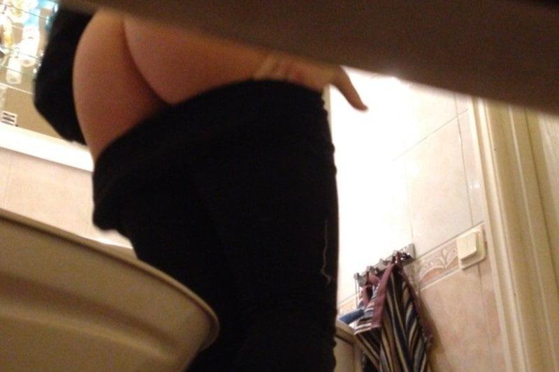 25P Spy in bathroom 02