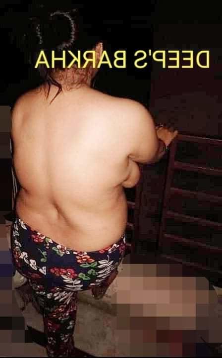 25P Desi Indian exhibitiobist cuckold wife Barkha outdoor