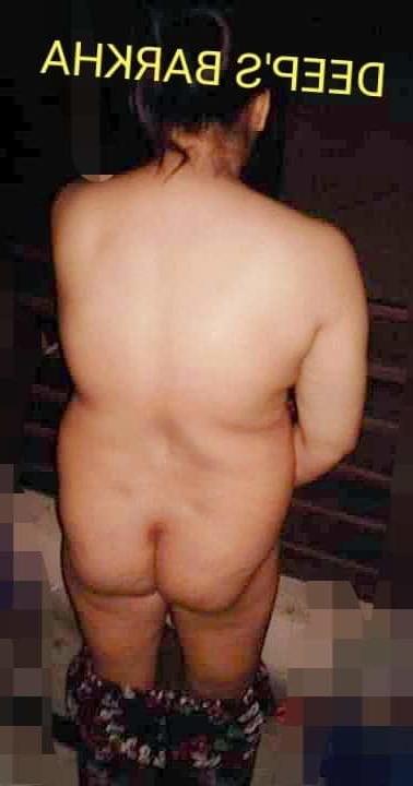 25P Desi Indian exhibitiobist cuckold wife Barkha outdoor