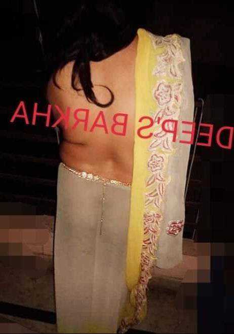 25P Desi Indian exhibitiobist cuckold wife Barkha outdoor