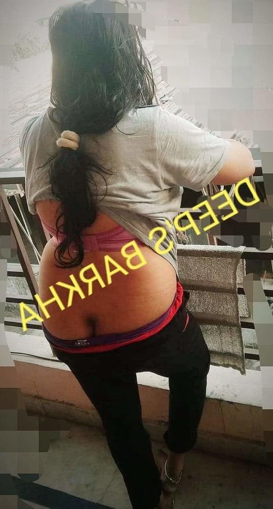 25P Desi Indian exhibitiobist cuckold wife Barkha outdoor