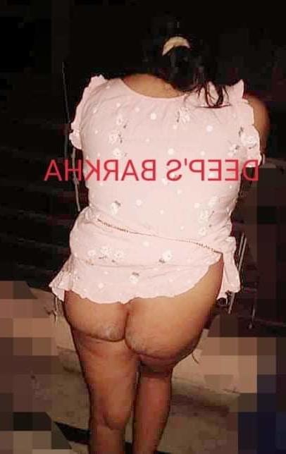 25P Desi Indian exhibitiobist cuckold wife Barkha outdoor