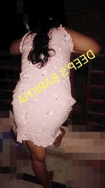 25P Desi Indian exhibitiobist cuckold wife Barkha outdoor