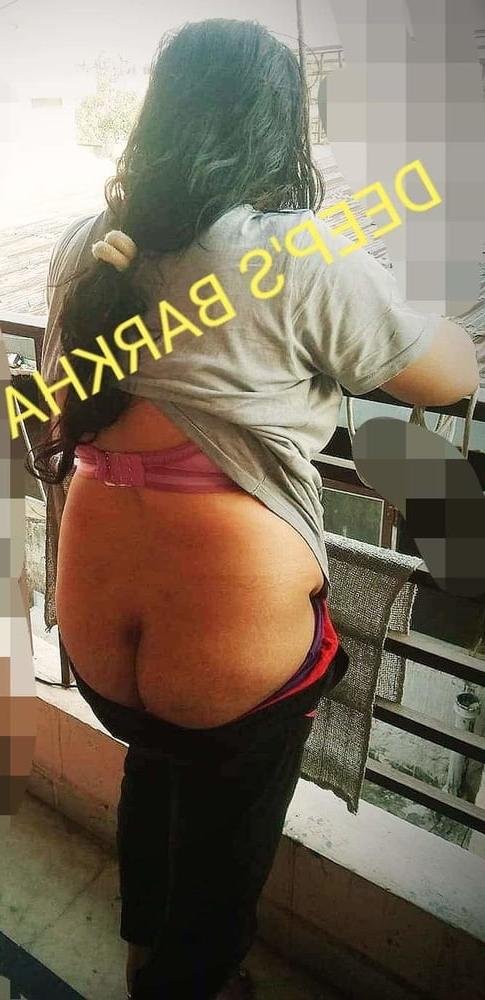 25P Desi Indian exhibitiobist cuckold wife Barkha outdoor