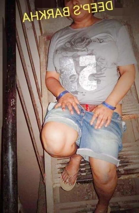 25P Desi Indian exhibitiobist cuckold wife Barkha outdoor