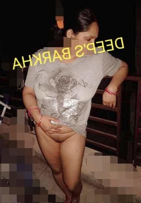 25P Desi Indian exhibitiobist cuckold wife Barkha outdoor