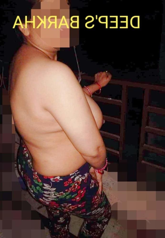 25P Desi Indian exhibitiobist cuckold wife Barkha outdoor
