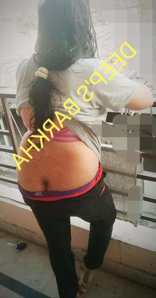25P Desi Indian exhibitiobist cuckold wife Barkha outdoor