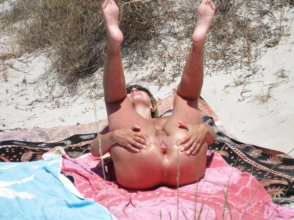 22P Sluts Flashing their Anus on the Beach