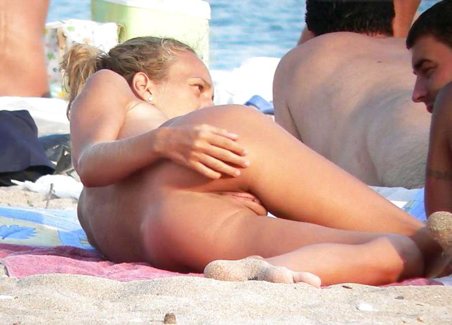 22P Sluts Flashing their Anus on the Beach