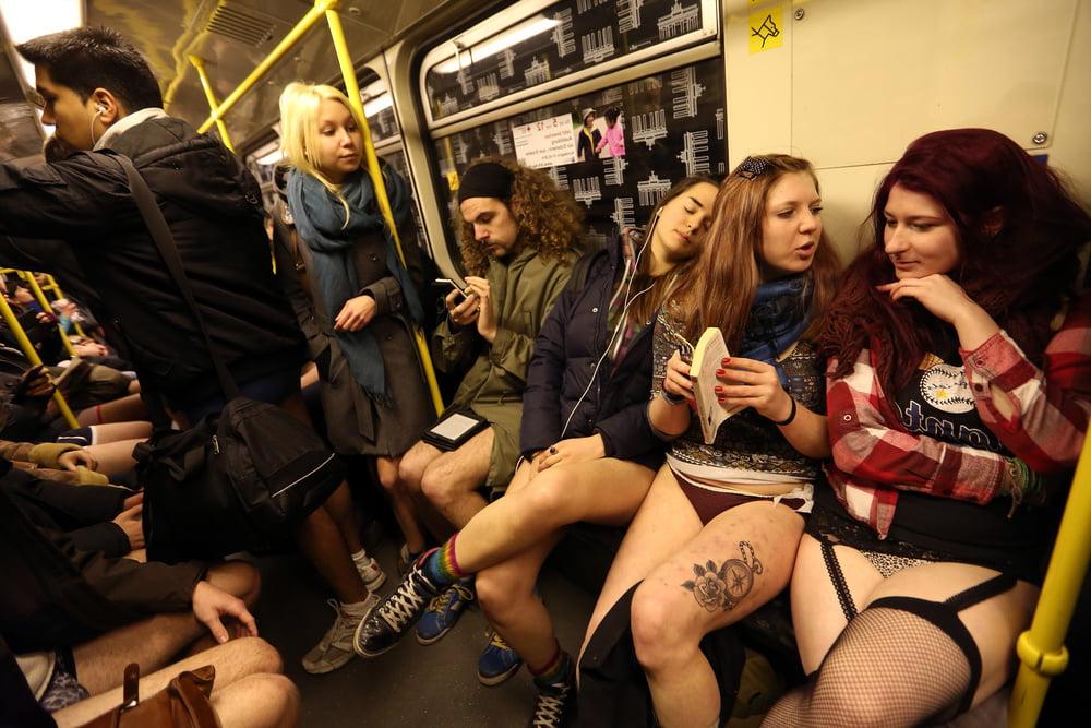 25P Sexy amateur public nudity