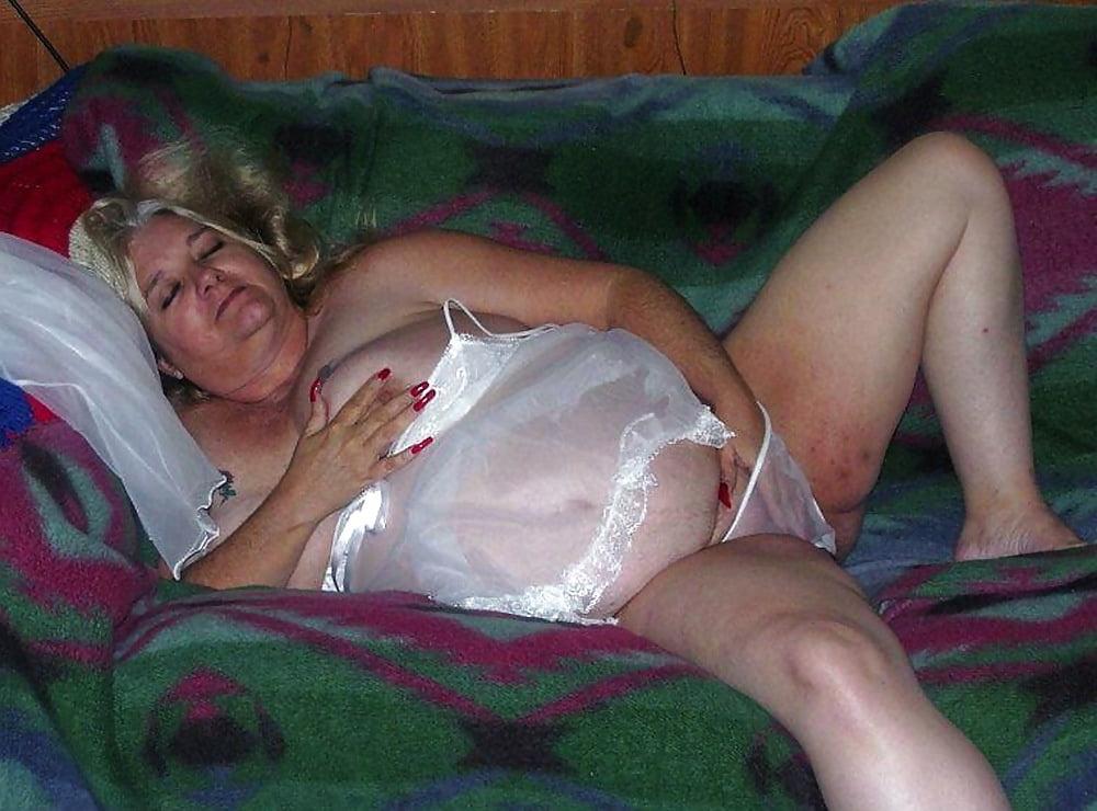 19P 200 - Grandma horny and fat - Oma geil und fett