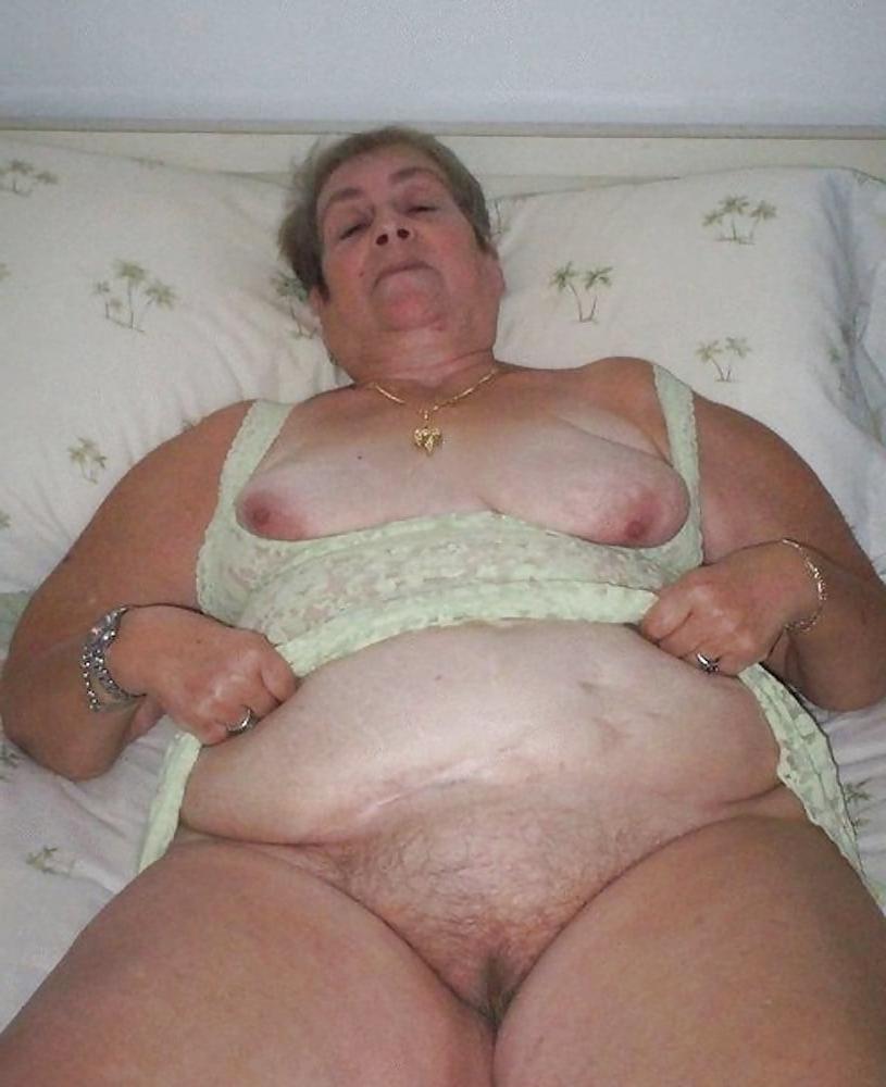 19P 200 - Grandma horny and fat - Oma geil und fett