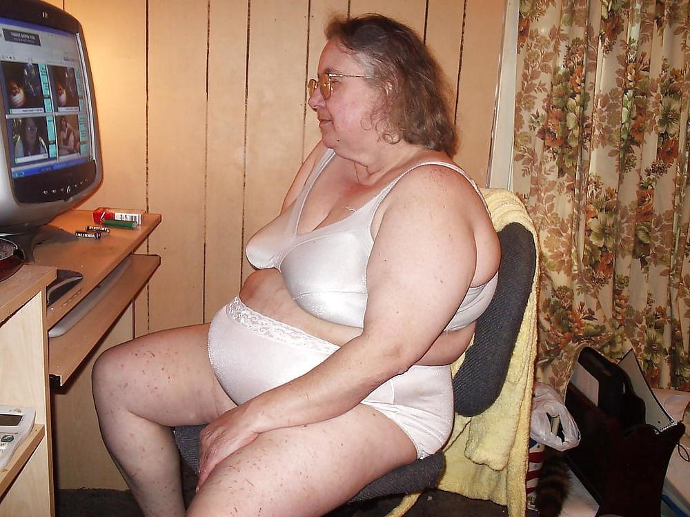 19P 200 - Grandma horny and fat - Oma geil und fett