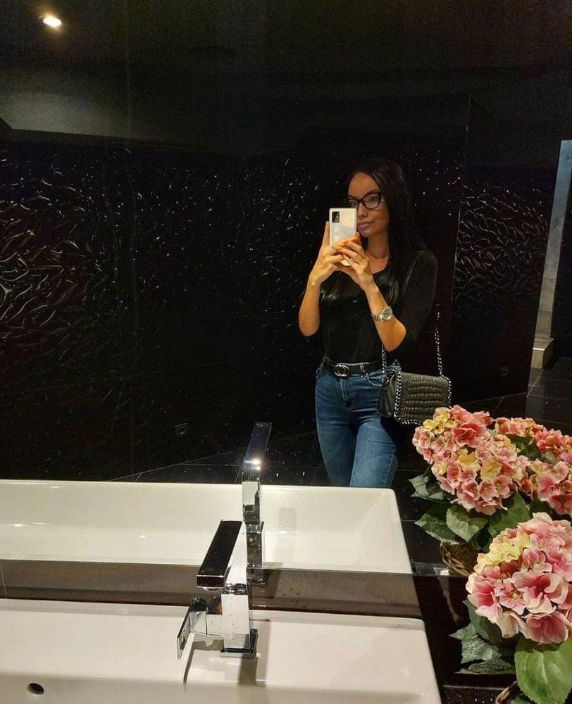 8P mirror selfie