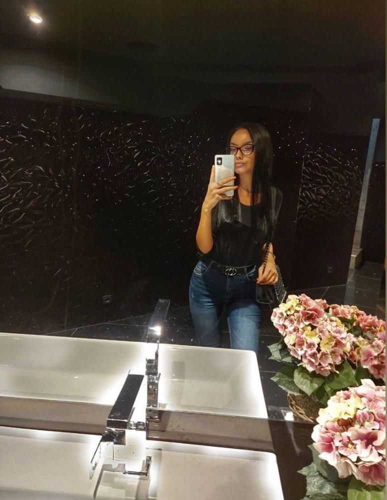 8P mirror selfie