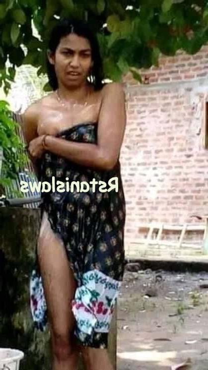25P Sri Lankan Girls Bathing Outdoor