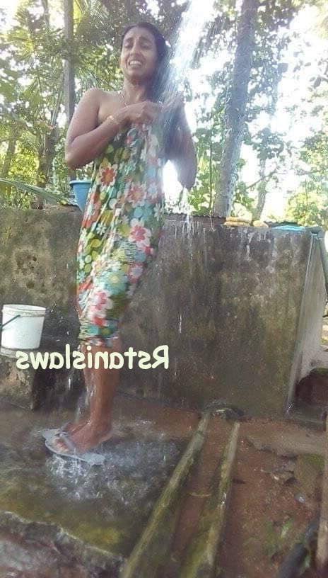 25P Sri Lankan Girls Bathing Outdoor