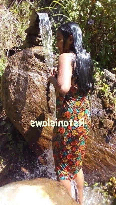 25P Sri Lankan Girls Bathing Outdoor