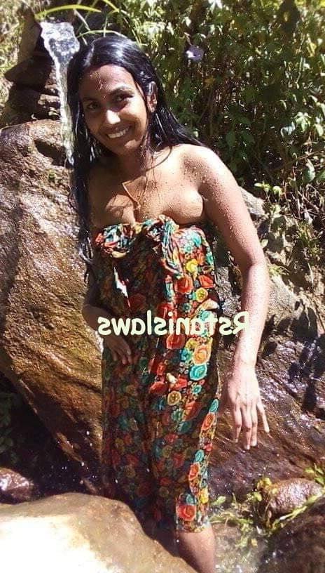 25P Sri Lankan Girls Bathing Outdoor