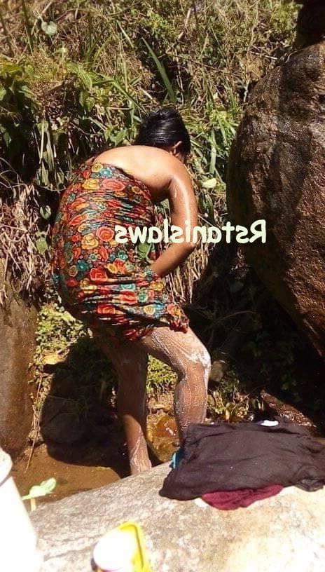 25P Sri Lankan Girls Bathing Outdoor