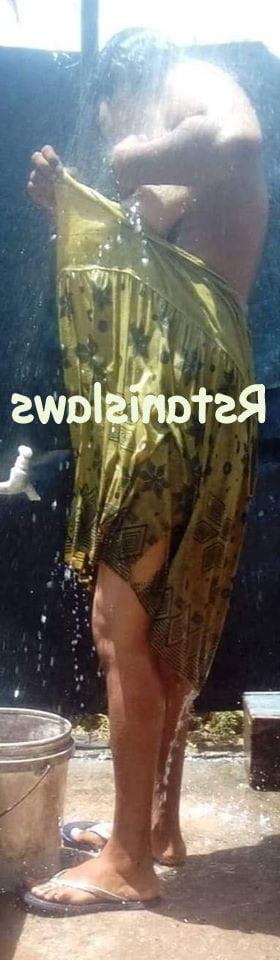 25P Sri Lankan Girls Bathing Outdoor