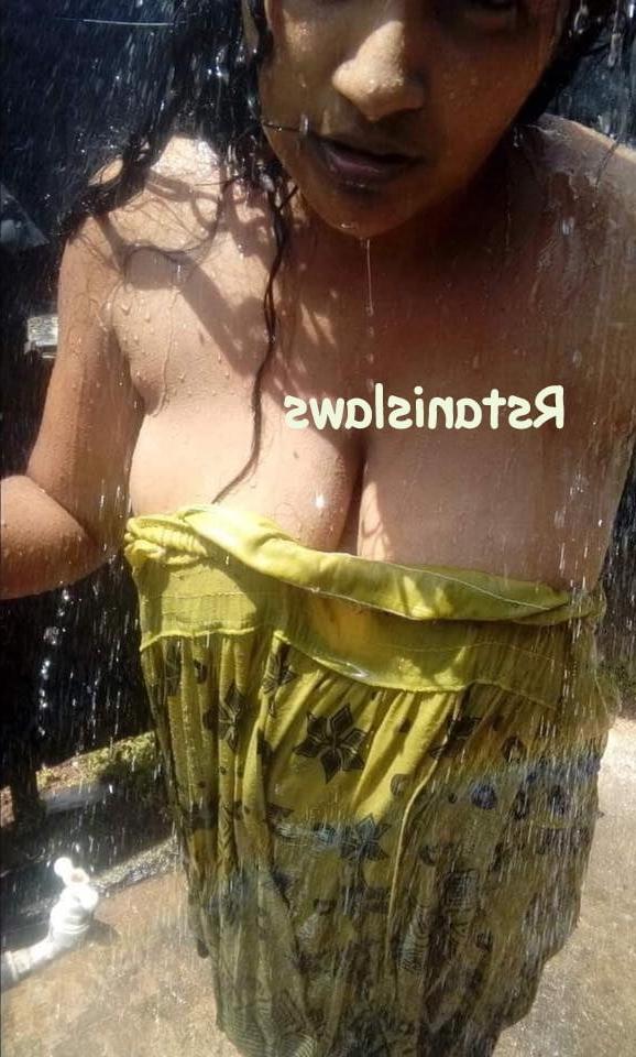 25P Sri Lankan Girls Bathing Outdoor