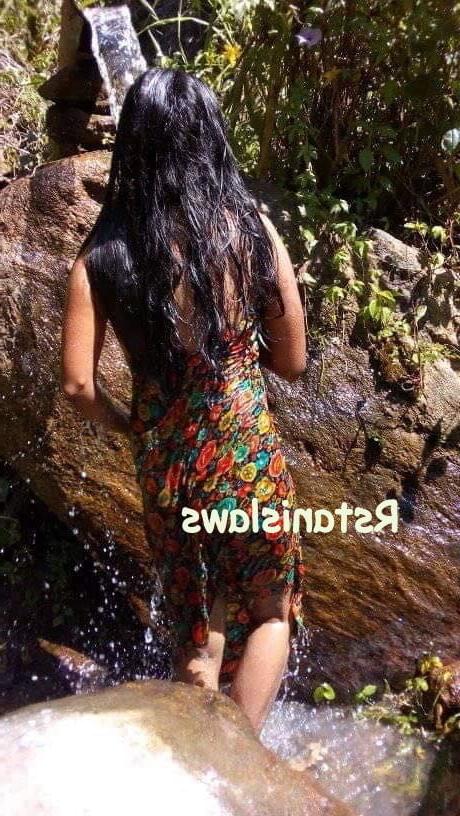 25P Sri Lankan Girls Bathing Outdoor