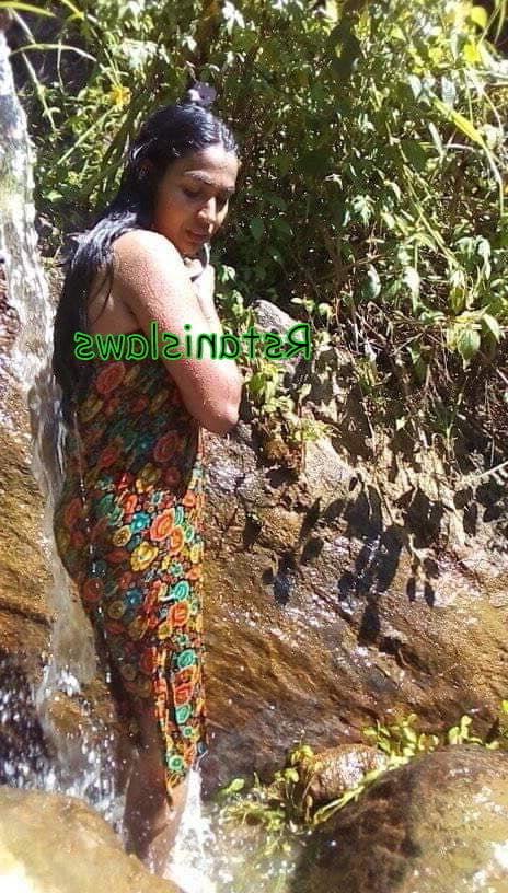 25P Sri Lankan Girls Bathing Outdoor