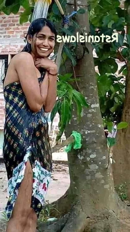 25P Sri Lankan Girls Bathing Outdoor