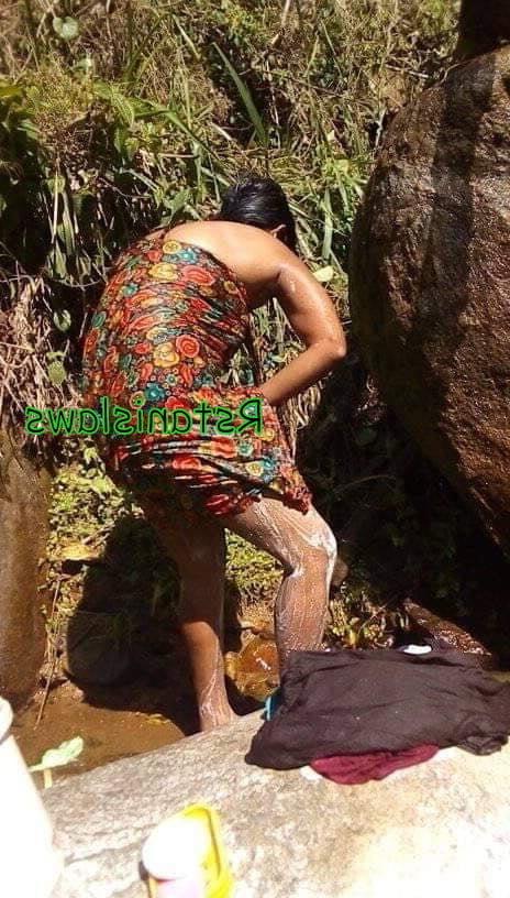 25P Sri Lankan Girls Bathing Outdoor