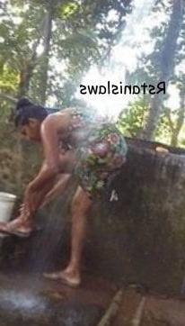 25P Sri Lankan Girls Bathing Outdoor